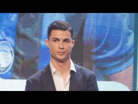 Cristiano Ronaldo, l'outfit “da casa” per giocare con i figli costa 2mila  euro